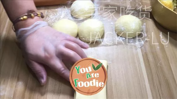 Milk flavored coconut bread roll, once fermented, easy to leave the film, super fluffy, thick coconut and milk flavor.