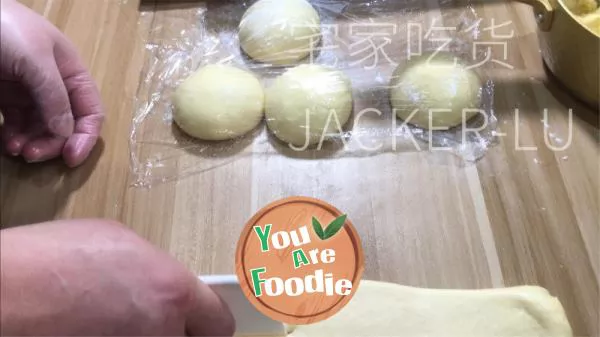 Milk flavored coconut bread roll, once fermented, easy to leave the film, super fluffy, thick coconut and milk flavor.