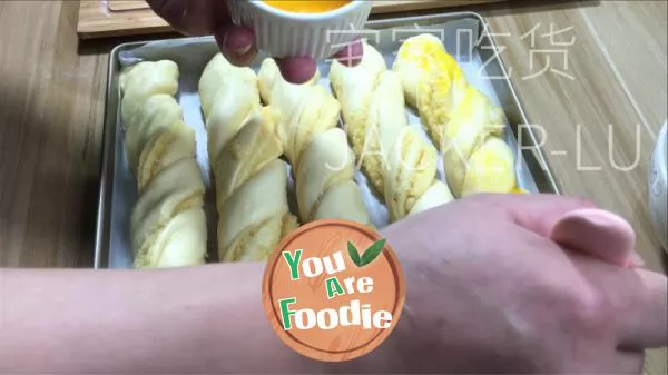 Milk flavored coconut bread roll, once fermented, easy to leave the film, super fluffy, thick coconut and milk flavor.