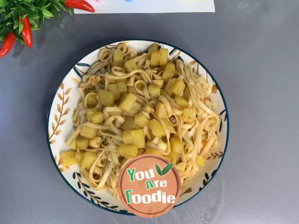 Tomato and potato noodles