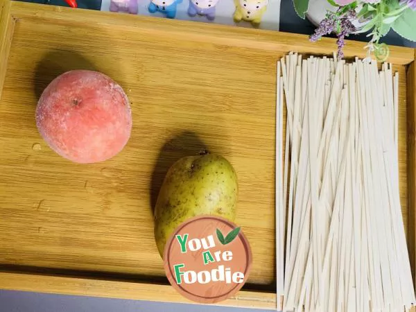 Tomato and potato noodles
