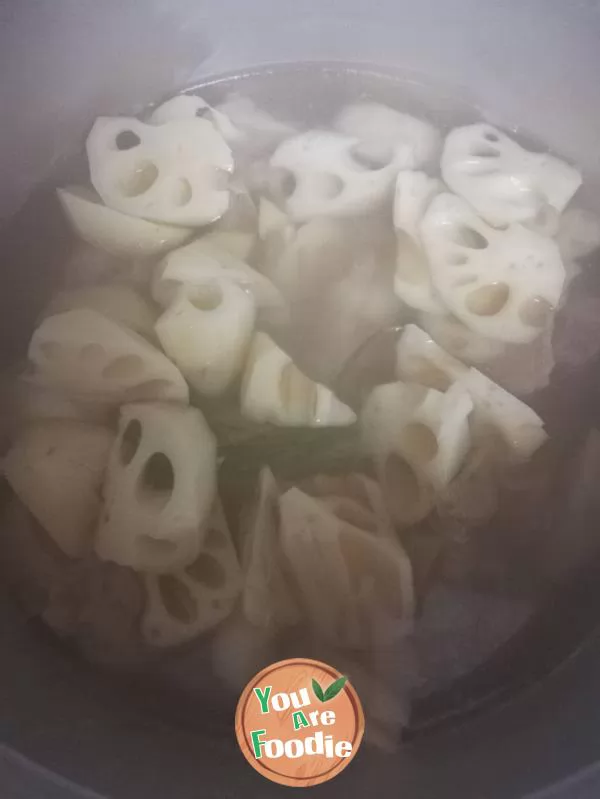 Meat bone lotus root soup