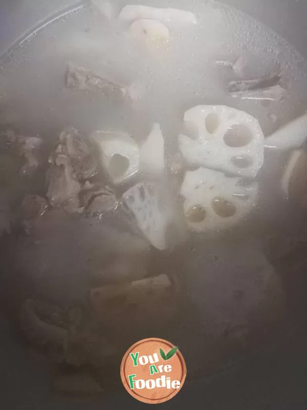 Meat bone lotus root soup