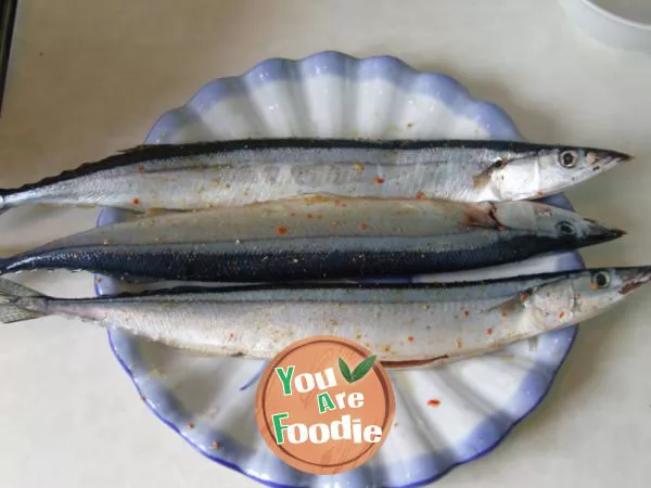 Microwave oil-free spicy saury