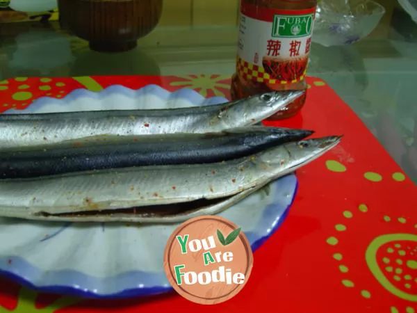 Microwave oil-free spicy saury