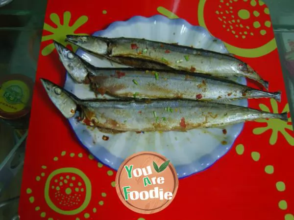 Microwave oil-free spicy saury