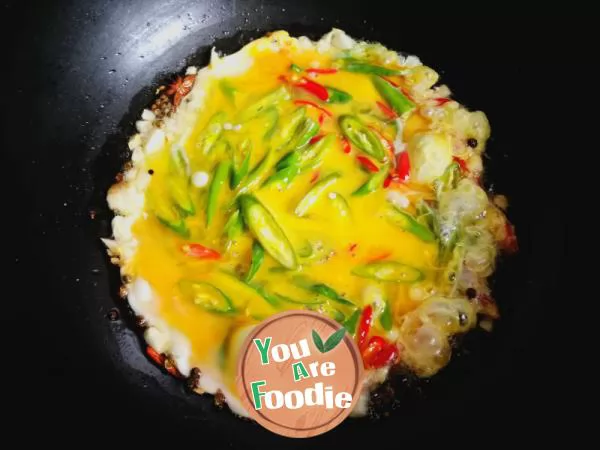 Fried egg with green and red pepper