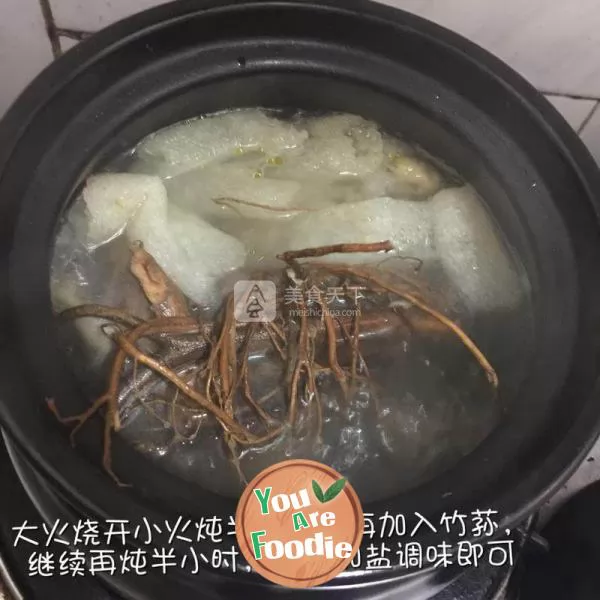 Chicken soup with milk root and bamboo fungus