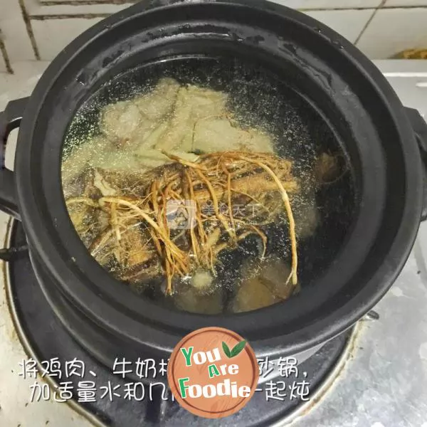 Chicken soup with milk root and bamboo fungus