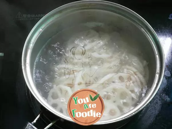 Lotus root slices with pickled pepper