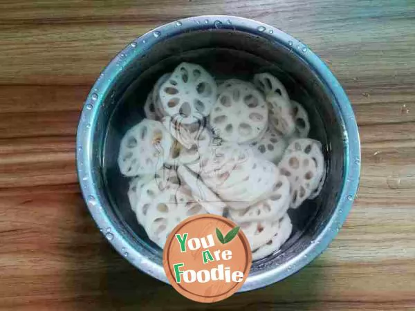 Lotus root slices with pickled pepper