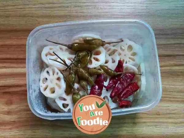 Lotus root slices with pickled pepper