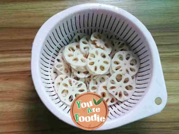 Lotus root slices with pickled pepper