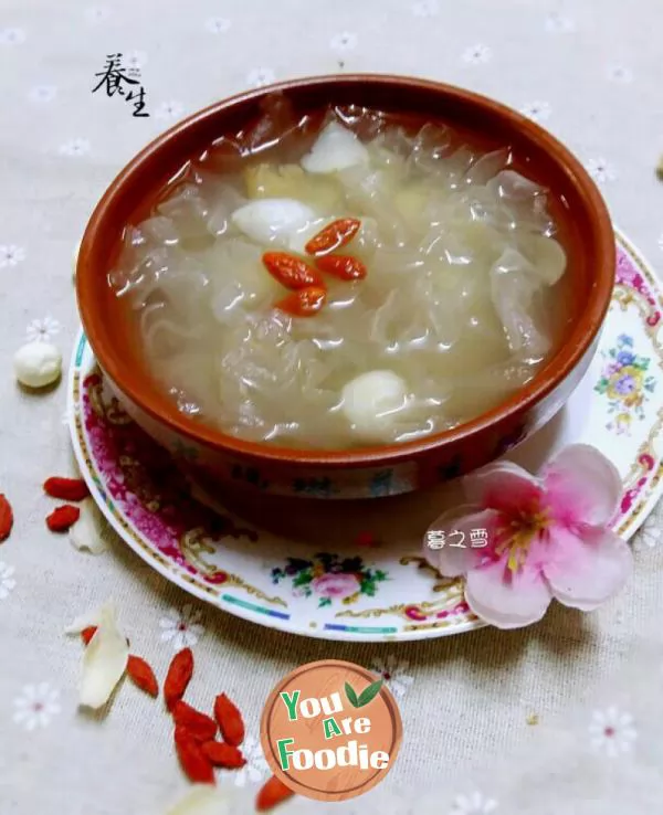 Tremella,-lotus-seeds-and-Lily-soup