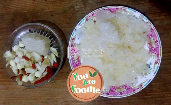 Tremella, lotus seeds and Lily soup