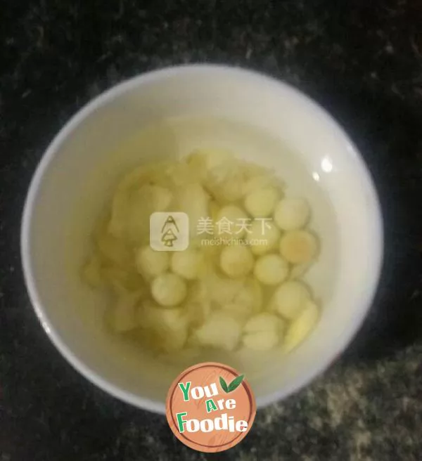 Tremella, lotus seeds and Lily soup