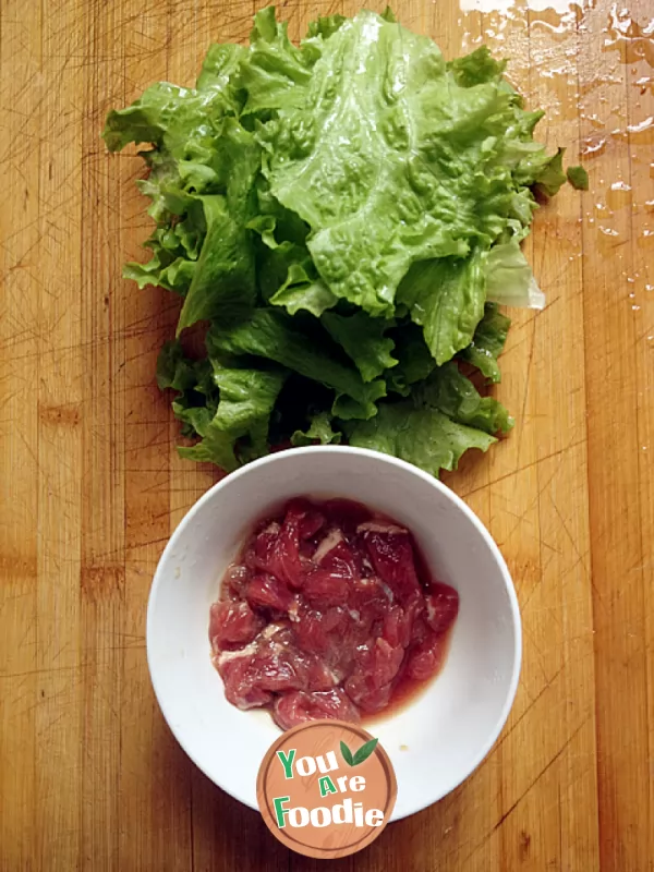 Fried rice noodles with beef and lettuce