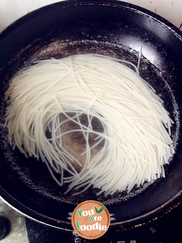 Fried rice noodles with beef and lettuce