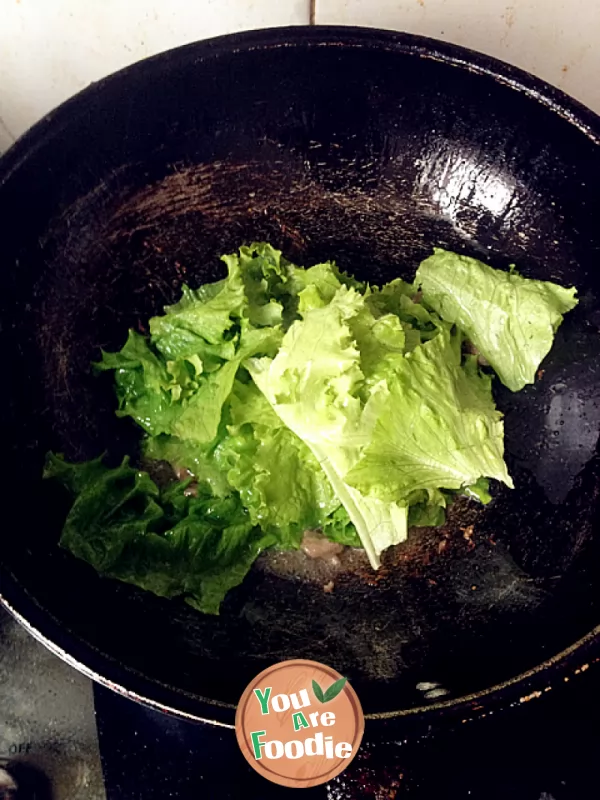 Fried rice noodles with beef and lettuce