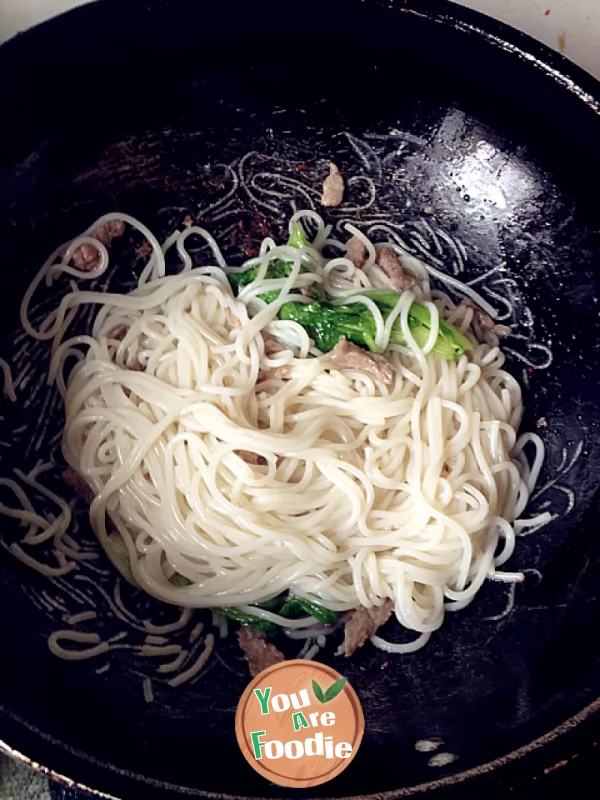 Fried rice noodles with beef and lettuce