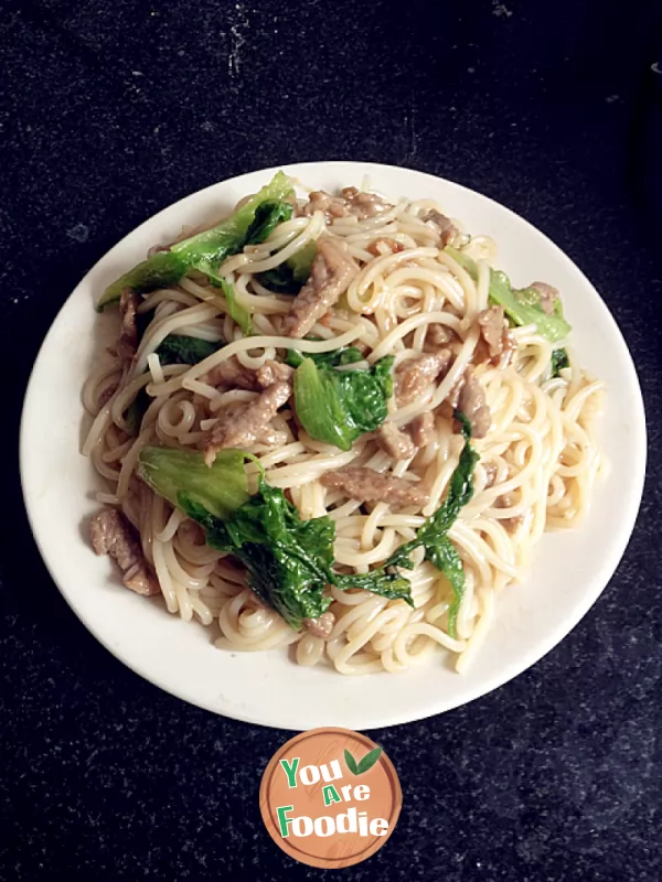 Fried rice noodles with beef and lettuce