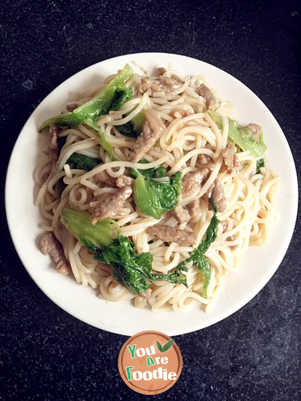 Fried rice noodles with beef and lettuce