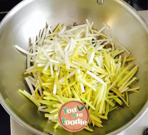 Fried garlic with shredded meat