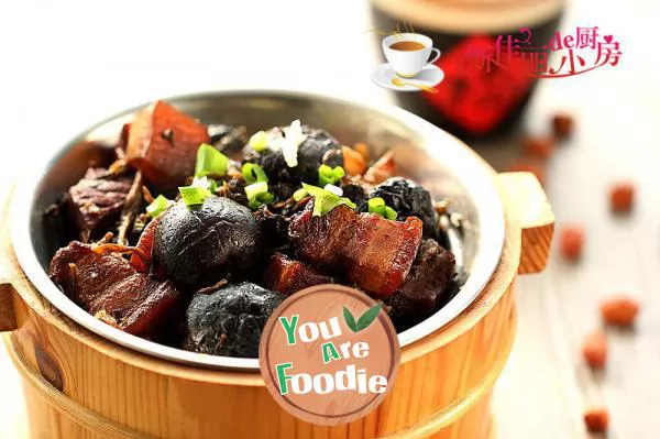 Braised-pork-with-dried-vegetables-and-mushrooms