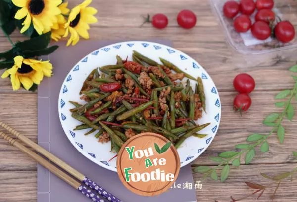 Fried green beans with minced tomato and meat