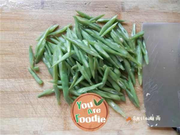 Fried green beans with minced tomato and meat