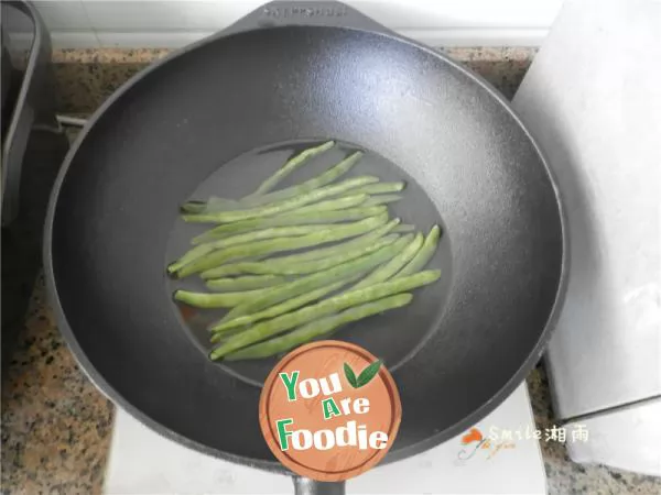 Fried green beans with minced tomato and meat