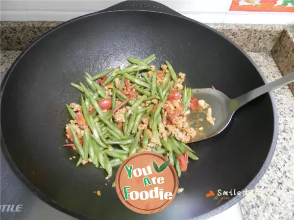 Fried green beans with minced tomato and meat