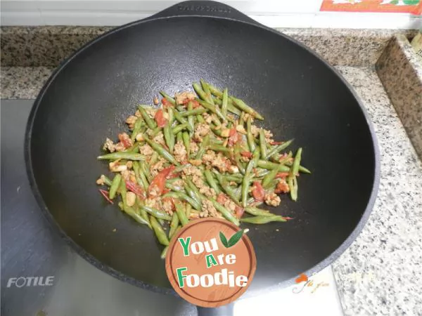 Fried green beans with minced tomato and meat