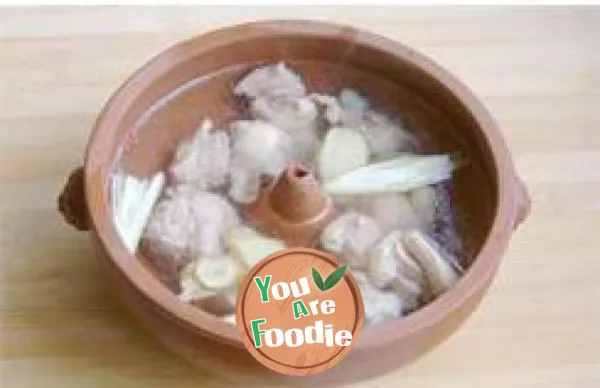 Steamed chicken with Amomum villosum