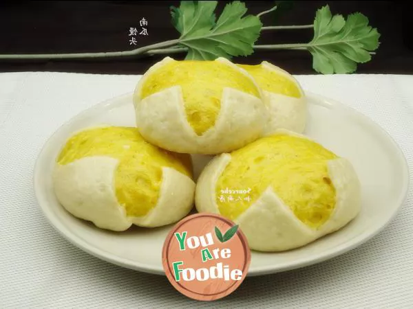 Steamed buns with pumpkin blossoms