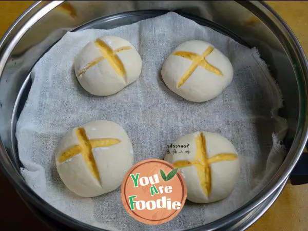 Steamed buns with pumpkin blossoms