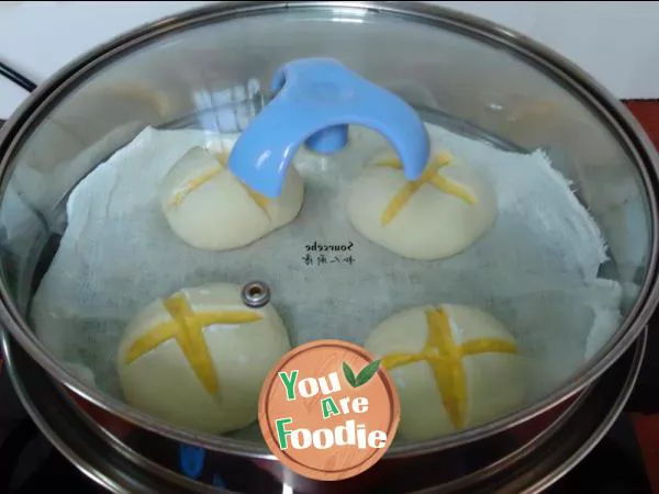 Steamed buns with pumpkin blossoms