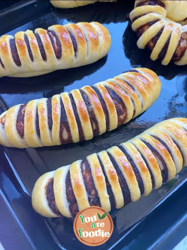 Caterpillar bean paste bread