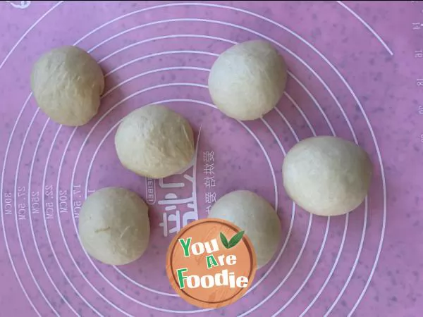 Caterpillar bean paste bread