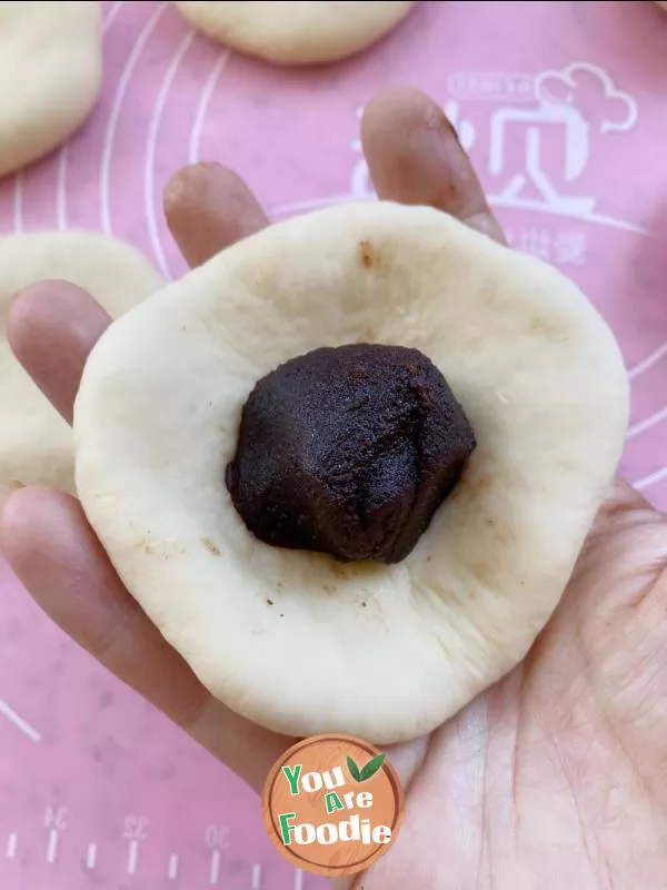 Caterpillar bean paste bread