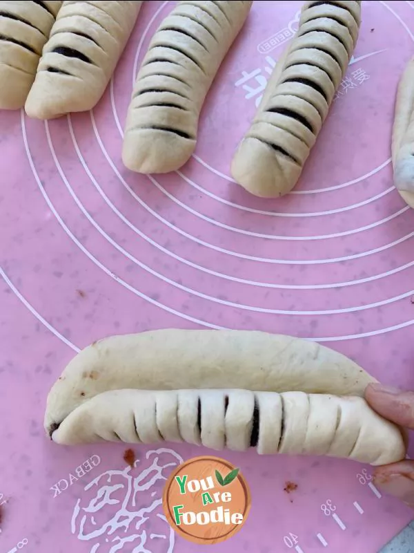 Caterpillar bean paste bread