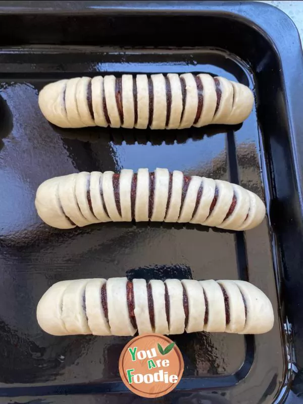 Caterpillar bean paste bread