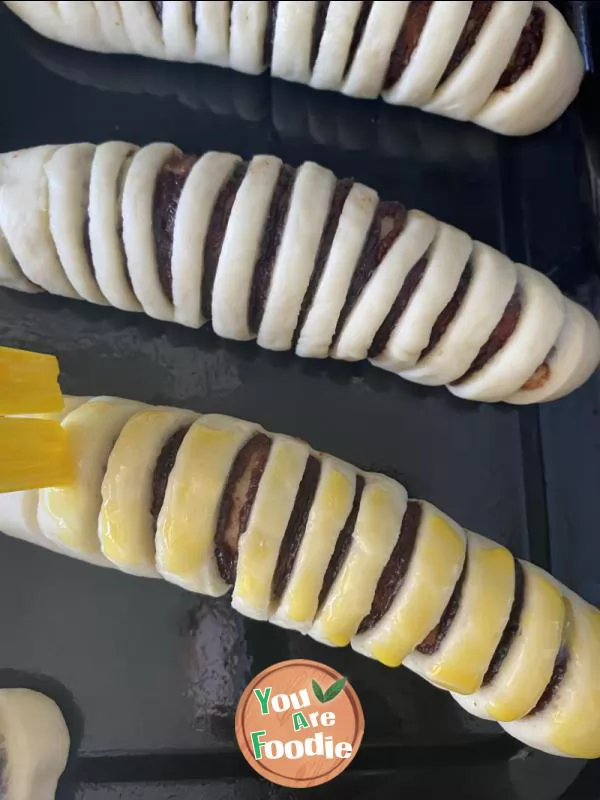 Caterpillar bean paste bread