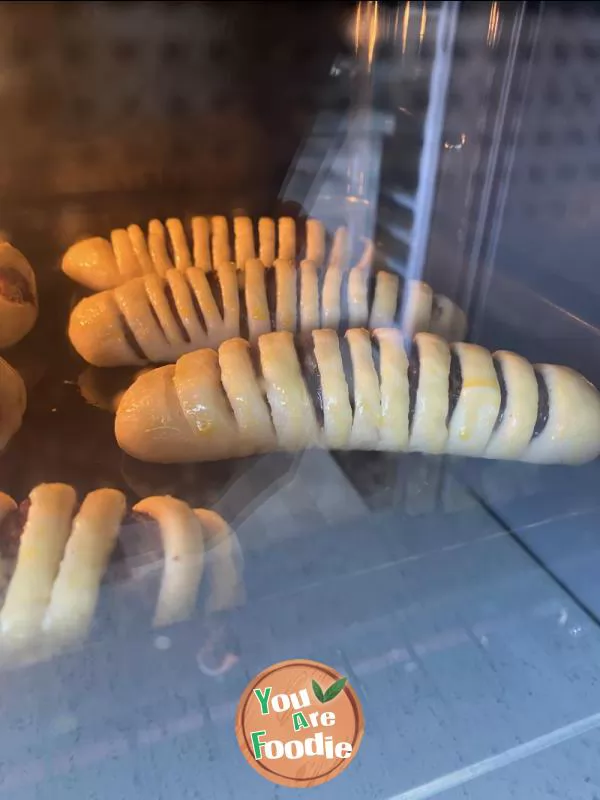 Caterpillar bean paste bread