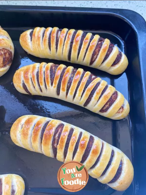 Caterpillar bean paste bread