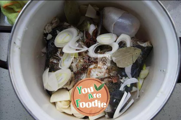 Stewed tofu with fish head