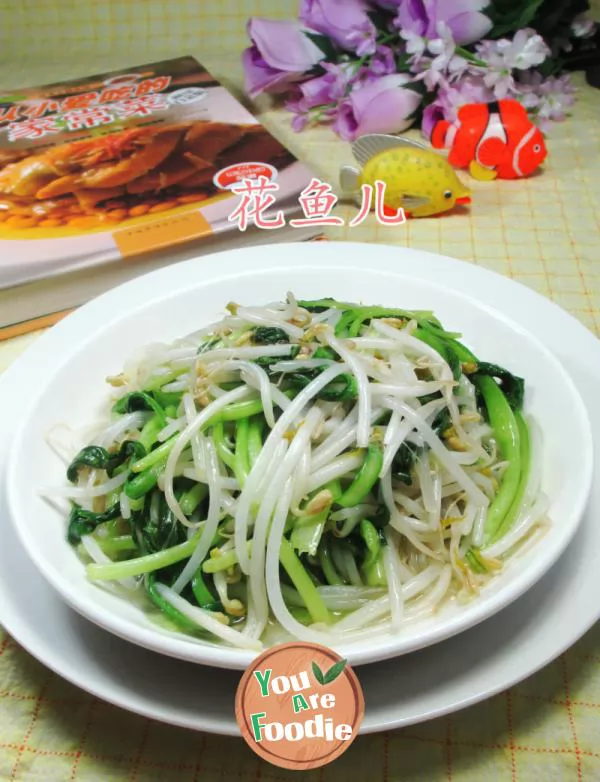 Fried-mung-bean-sprouts-with-chicken-and-cabbage