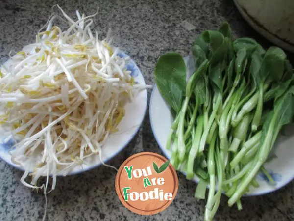 Fried mung bean sprouts with chicken and cabbage