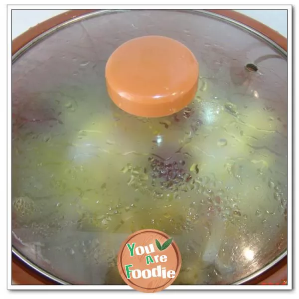 Health preserving soup in cold winter --- angelica, bamboo fungus and native chicken soup