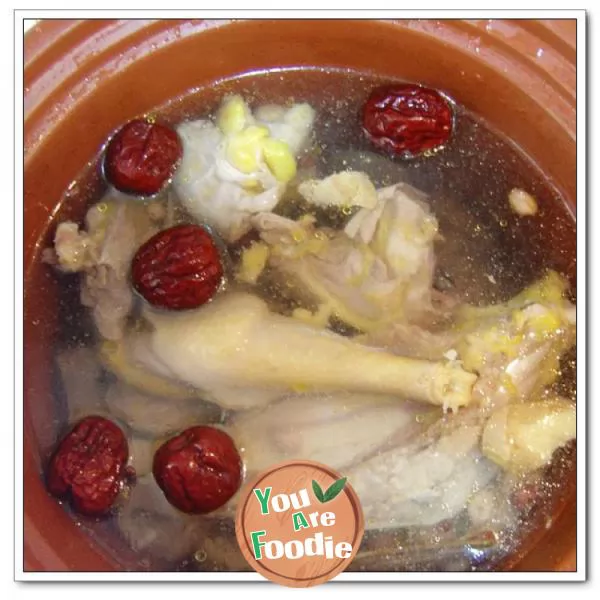 Health preserving soup in cold winter --- angelica, bamboo fungus and native chicken soup